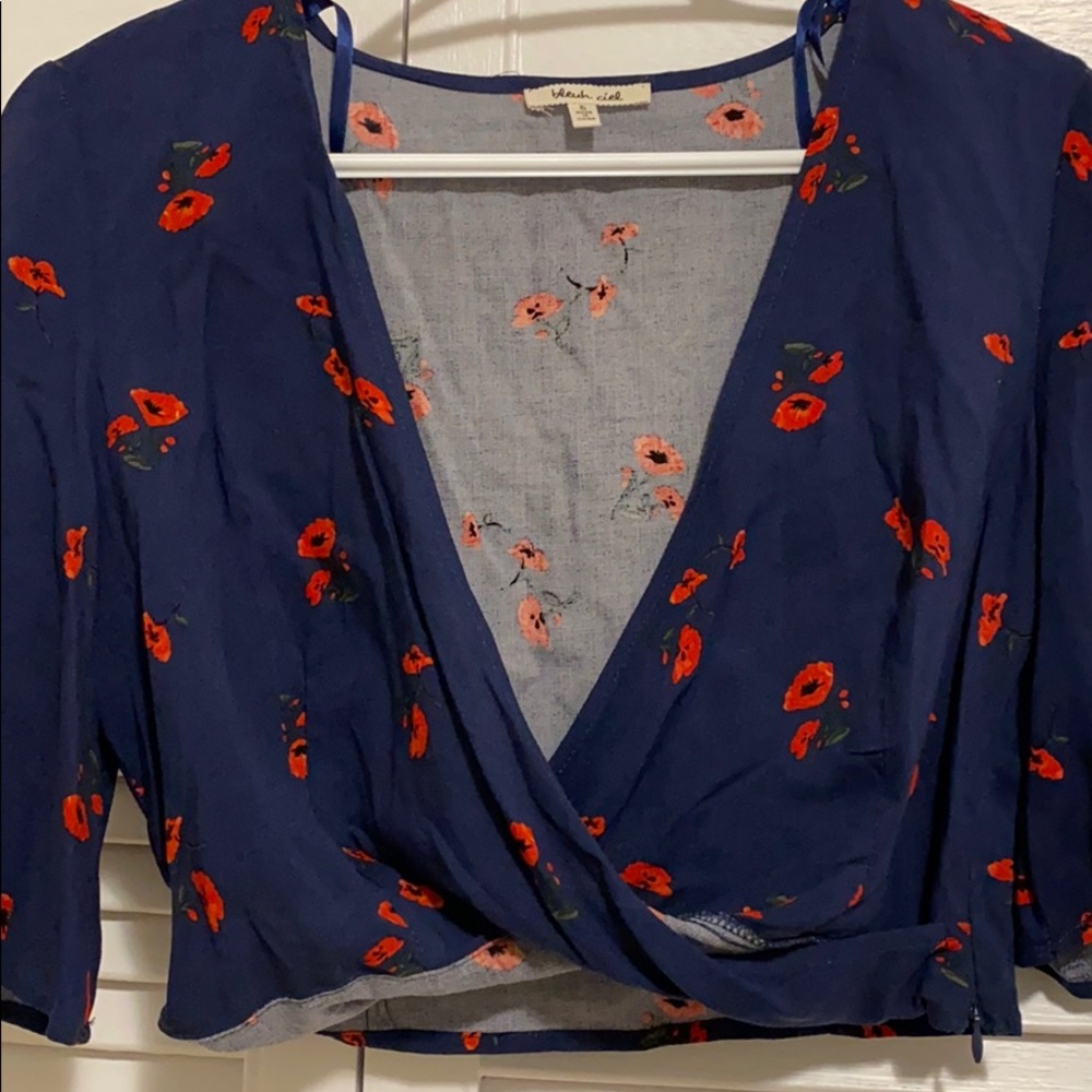 Bleuh Ciel Floral Flutter Sleeve Crop Top - Picture 2 of 6